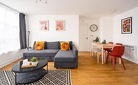 Contemporary City Centre Apartment With Parking