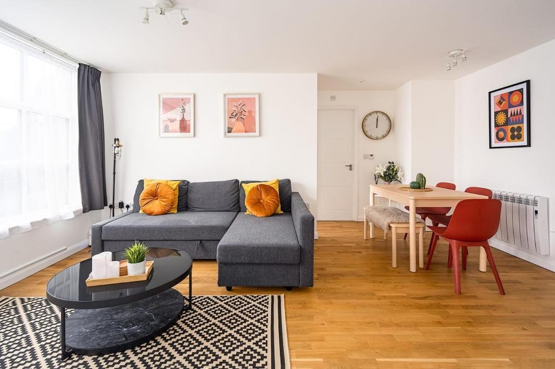 Contemporary City Centre Apartment With Parking Bath Exterior photo