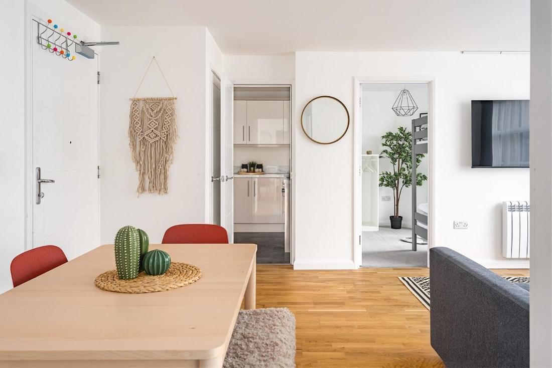 Contemporary City Centre Apartment With Parking Bath Exterior photo