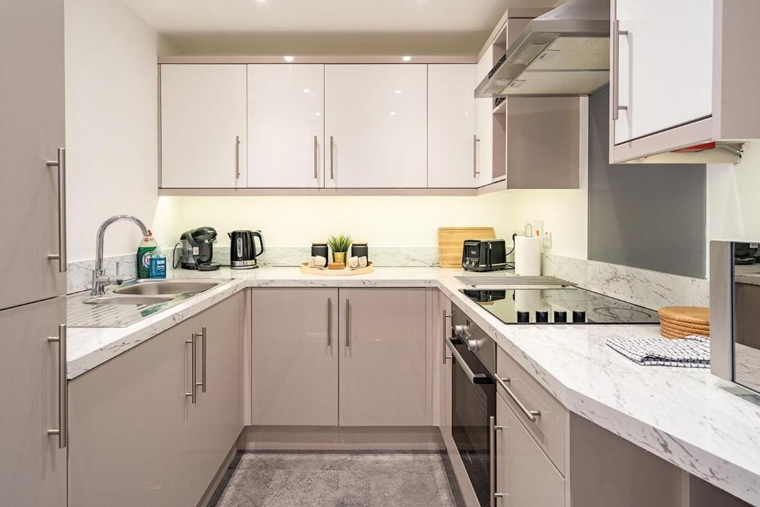 Contemporary City Centre Apartment With Parking Bath Exterior photo